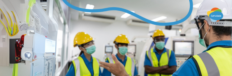 Colaborador utilizando equipamento de proteção individual, seguindo os protocolos de segurança.