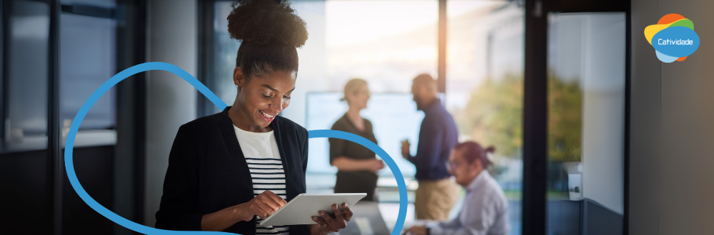 Gestora de RH sorrindo, discutindo estratégias de saúde e segurança no trabalho em 2025 com colaboradores.
